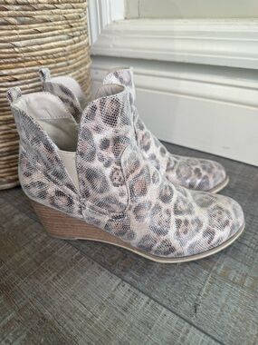 Leopard Print Wedge Ankle Bootie Very G sz8.5